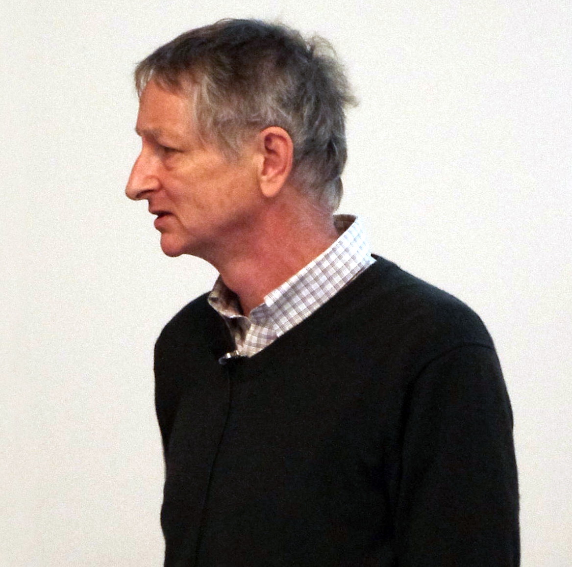 AI Pioneer Geoffrey Hinton Departs Google, Expresses Concerns about Technology